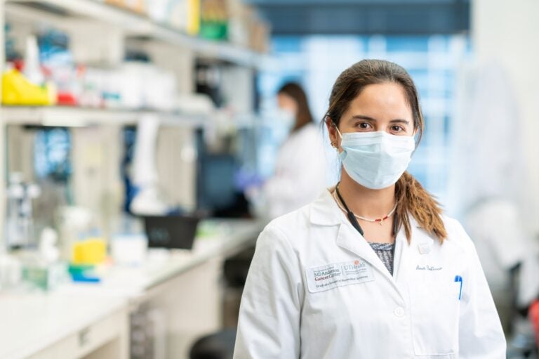 Photo of Ana Bolivar in a laboratory setting