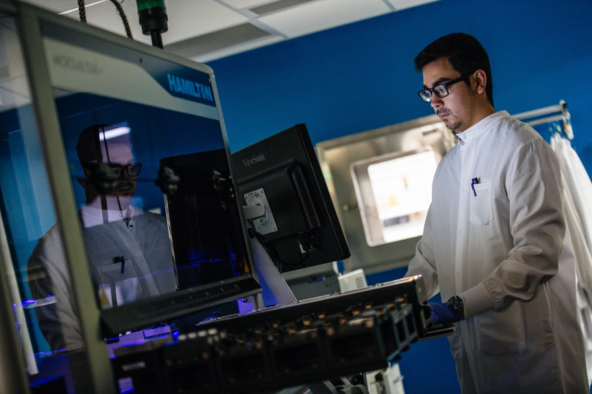 Adaptive Lab Worker managing machines